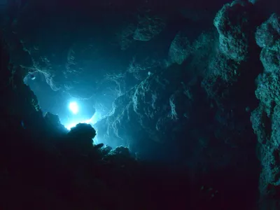 Slika, ki je nastala nedaleč od Okinave, je simbolična.