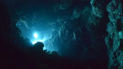 Slika, ki je nastala nedaleč od Okinave, je simbolična.