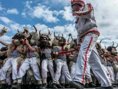 Tradicionalni pustni sprevodi oz. obhodi zvončarjev na področju Kastav&scaron;tine (to je področje med Rijeko in Učko, s sredi&scaron;čem v Kastavu) potekajo od 17. januarja in trajajo vse do pepelnične srede oz. pepelnice, oziroma dosežejo vrhunec na datum pustnega torka. F Turistička zajednica Općine Vi&scaron;kovo 