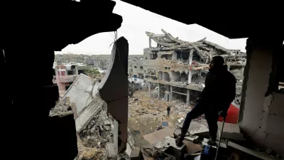 FILE PHOTO: Palestinians inspect the site of Thursday's Israeli strike on a house, in the central Gaza Strip, January 9, 2026. REUTERS/Mahmoud Issa/File Photo