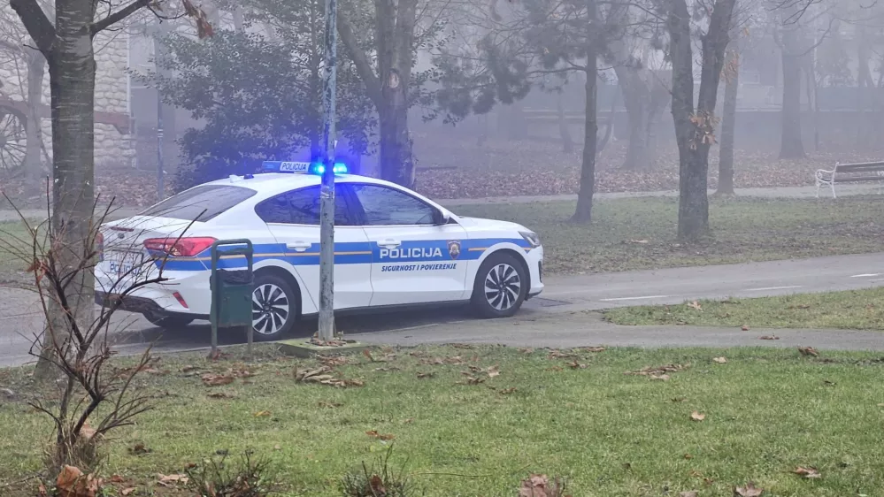 11.12.2025. Slavonski Brod - Prevrnuo se čamac u Savi u Slavonskom Brodu u četvrtak rano ujutro, policija je iz hladne rijeke izvukla vi&scaron;e od deset ljudi, Photo: Zeljka Gavranovic/PlusPortal/PIXSELLSava, Slavonski brod, migranti, hrva&scaron;ka policija, reka Sava,