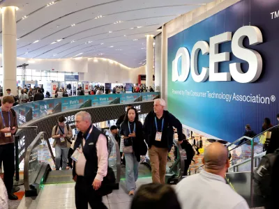 Attendees head to exhibits at the Venetian Convention & Expo Center during CES 2026, an annual consumer electronics trade show, in Las Vegas, Nevada, U.S. January 7, 2026. REUTERS/Steve Marcus
