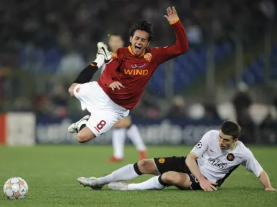 AS Roma's Alberto Aquilani (L) flies over Manchester United's Michael Carrick during their Champions League quarter-final first-leg soccer match at the Olympic Stadium in Rome April 1, 2008. REUTERS/Toby Melville (ITALY)