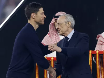 Soccer Football - Spanish Super Cup - Final - FC Barcelona v Real Madrid - King Abdullah Sports City Stadium, Jeddah, Saudi Arabia - January 12, 2026  Real Madrid president Florentino Perez shakes hands with Real Madrid coach Xabi Alonso after losing the Spanish Super Cup final REUTERS/Vincent West