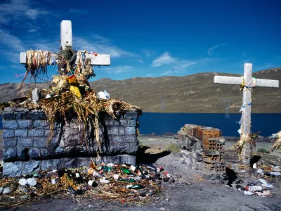 Bolivija, obeležje žrtvam prometnih nesreč. Foto: Reuters/Alamy