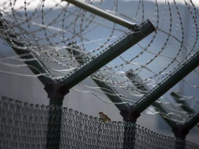 Spolna zloraba, ne pa umetni&scaron;ko ustvarjanje: &Scaron;kofjeločan moral v zapor