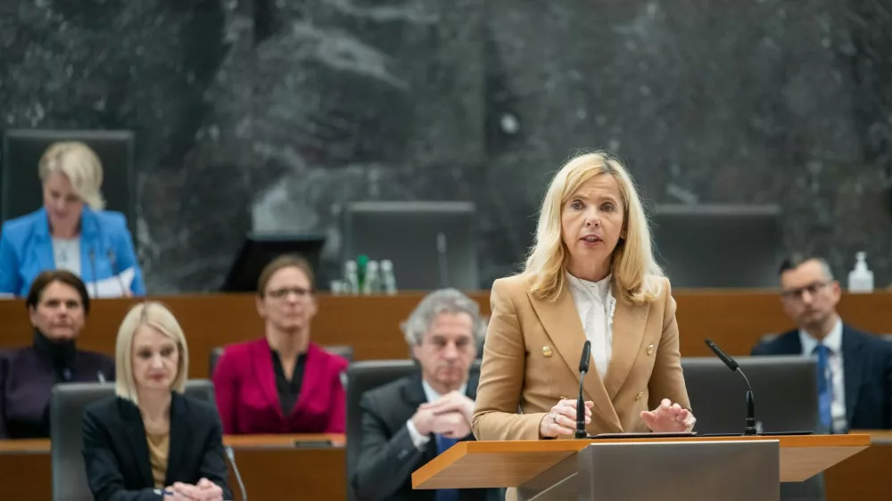 Ljubljana, DZ.Zacetek redne seje DZ, na kateri so se poslanci seznanili z odstopom ministrice za notranje zadeve Tatjane Bobnar in postavljali poslanska vprasanja predsedniku vlade Robertu Golobu in ministrski ekipi.Bivsa notranja ministrica Tatjana Bobnar.