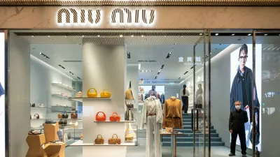 Miu Miu je bila omenjena v &scaron;ir&scaron;ih razpravah o upadanju kakovosti v industriji luksuzne mode. F profimedia