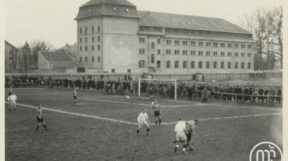Tekma SK Ilirije na domačem stadionu v &Scaron;i&scaron;ki leta 1933.