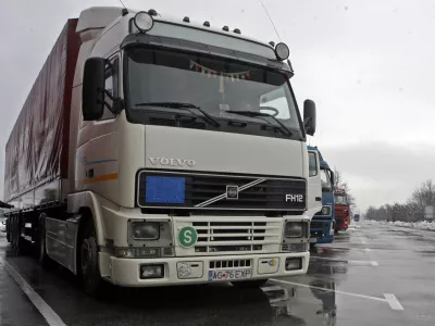 - Počivali&scaron;če Barje - parkiri&scaron;če za tovorna vozila - tovornjaki - kamioni, omejitev prometa na cestah - //FOTO: Bojan Velikonja