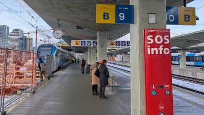 Pogled na peron z novimi oznakami in rahlo modernej&scaron;im videzom