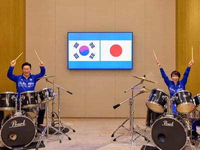 Japanese Prime Minister Sanae Takaichi and South Korean President Lee Jae Myung pose for photographs before performing on drums after their meeting in Nara, western Japan, January 13, 2026.  Yonhap via REUTERS  THIS IMAGE HAS BEEN SUPPLIED BY A THIRD PARTY. NO RESALES. NO ARCHIVES. SOUTH KOREA OUT. NO COMMERCIAL OR EDITORIAL SALES IN SOUTH KOREA.   TPX IMAGES OF THE DAY