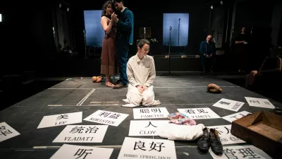 Eva Mahkovic, Ula Talija Pollak, Jakob Ribič, Matjaž Berger:ŽIVLJENJE IN ČASI BERTOLTA BRECHTAAnton Podbev&scaron;ek Teater Fotografija: Borut Peterlin