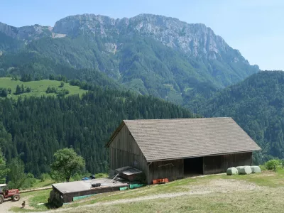 gorska kmetija, Solčavsko, traktor. Foto: Tatjana Pihlar 