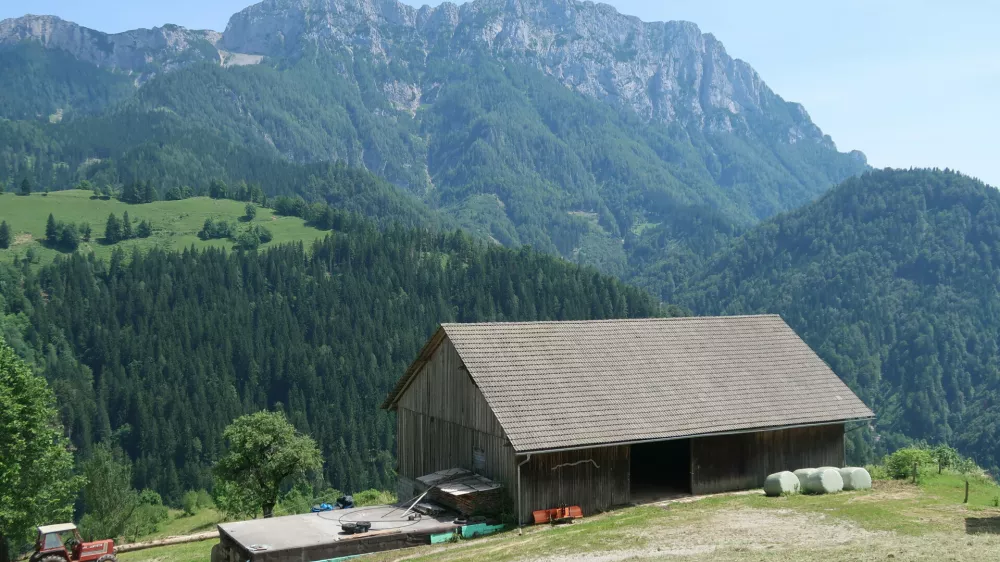 gorska kmetija, Solčavsko, traktor. Foto: Tatjana Pihlar 