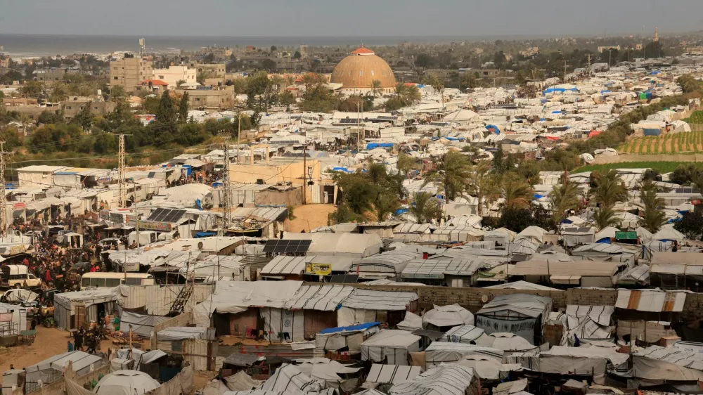 Displaced Palestinians shelter at a tent camp in Khan Younis, southern Gaza Strip, January 14, 2026. REUTERS/Haseeb Alwazeer