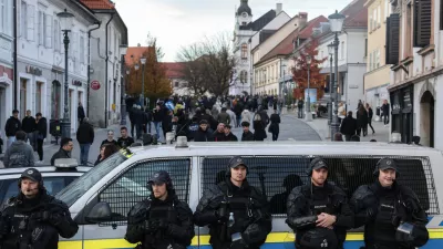 - 28.10.2025 - Izredna skupščina občine Novo Mesto s svetniki in predstavniki vlade in protest proti romskemu nasilju z naslovom Dovolj je!//FOTO: Jaka Gasar