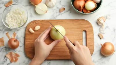 Rezanje čebule je prava znanost. / Foto: Istock