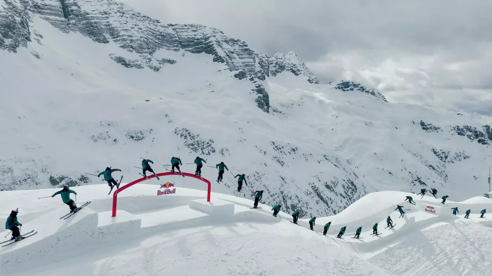 Majhen fotografski trik, ki kaže gibanje smučarja. / Foto: Profimedia