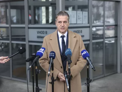 - 04.12.2024 - predsednik vlade Robert Golob je bil vabljen na zasli&scaron;anje na KPK - v sklopu preiskave o domnevnih političnih pritiskih na delo policije zasli&scaron;ala predsednika vlade Roberta Goloba in več prič. Med njimi so tudi nekdanja notranja ministrica Tatjana Bobnar, biv&scaron;i vr&scaron;ilec dolžnosti generalnega direktorja policije Bo&scaron;tjan Lindav, aktualna državna sekretarka na notranjem ministrstvu Tina Heferle in biv&scaron;i državni sekretar na tem ministrstvu Branko Lobnikar//FOTO: Jaka Gasar