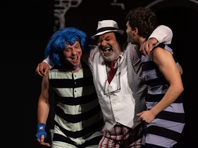 Življenje podeželskih plejbojev po drugi svetovni vojni, režija Ivan Penović, MGL, Grad teatar Budva, Dramski teatar Skopje in Beogradsko dramsko pozori&scaron;te, 2025. 