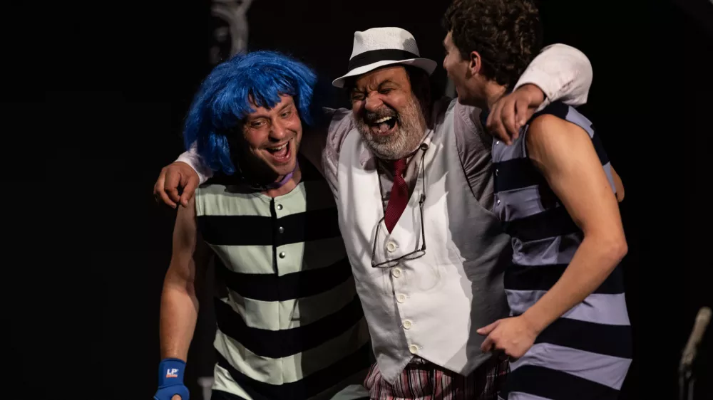 Življenje podeželskih plejbojev po drugi svetovni vojni, režija Ivan Penović, MGL, Grad teatar Budva, Dramski teatar Skopje in Beogradsko dramsko pozori&scaron;te, 2025. 