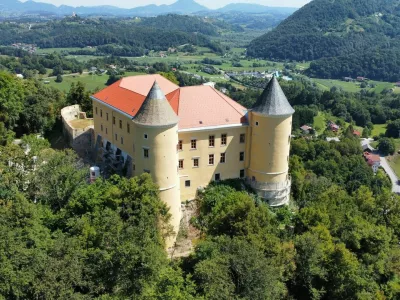 Začudenje: Kako sta mali obmejni občini Kostel in Komen prehiteli Domžale?