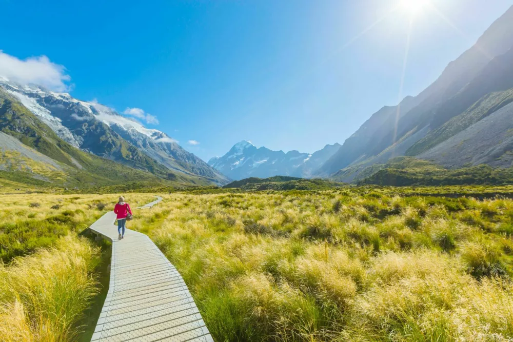 Summertime, woman enjoy travel at mount cook national park in south Island New Zealand / Foto: Kuntalee Rangnoi