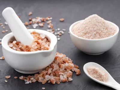 Pure, fine Himalayan salt in a bowl, spoon, and pestle - Pink crystals. / Foto: Luis Echeverri Urrea