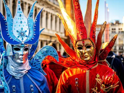 Close-up of a costume reveller poses during the Carnival in Venice, Italy. / Foto: 1tomm