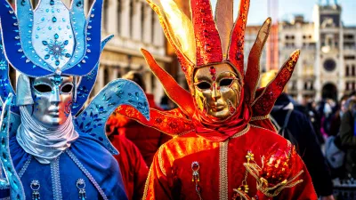 Close-up of a costume reveller poses during the Carnival in Venice, Italy. / Foto: 1tomm