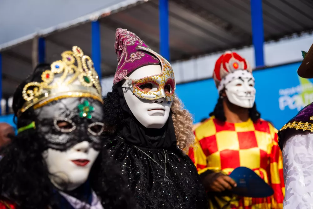 Salvador, Bahia, Brazil - February 11, 2023: Masked people are seen during the pre-Carnival Fuzue parade in the city of Salvador, Bahia. / Foto: Thales Antonio