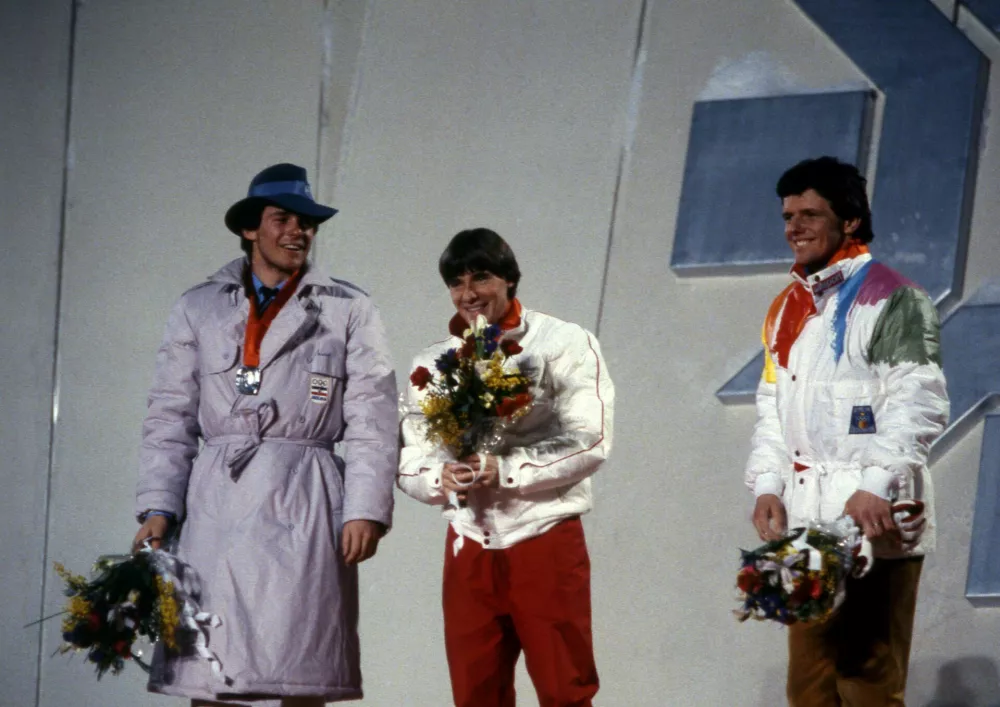 The winners of the men's giant slalom at the Winter Olympics stand on the podium after receiving their medals on Feb. 14, 1984, in Sarajevo. From left to right; Yugoslavia's Jure Franko with silver, Switzerland's Max Julen with gold, and Liechtenstein's Andreas Wenzel with bronze. (AP Photo) / Foto: Uncredited