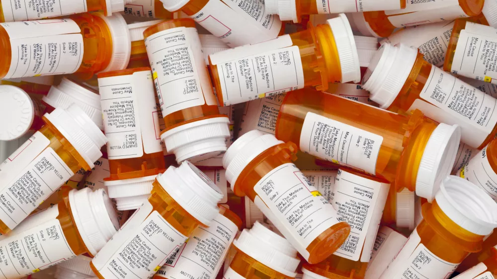 Dozens of prescription medicine bottles in a jumble. This collection of pill bottles is symbolic of the many medications senior adults and chronically ill people take. / Foto: Smartstock