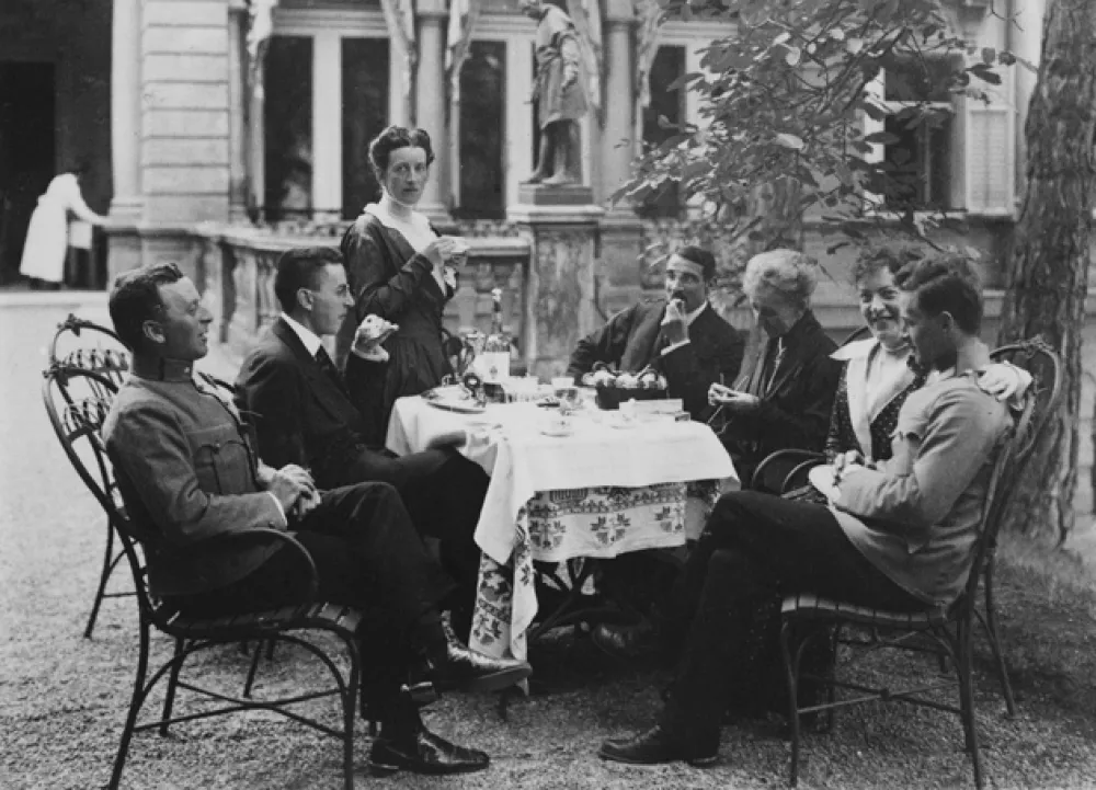 Družina Wittgenstein leta 1917 na Dunaju (od leve): Kurt, Paul, in Hermine Wittgenstein, Max Salzer, mama Leopoldine Wittgenstein, Helene Wittgenstein Salzer in Ludwig Wittgenstein. / Foto: Wikipedia