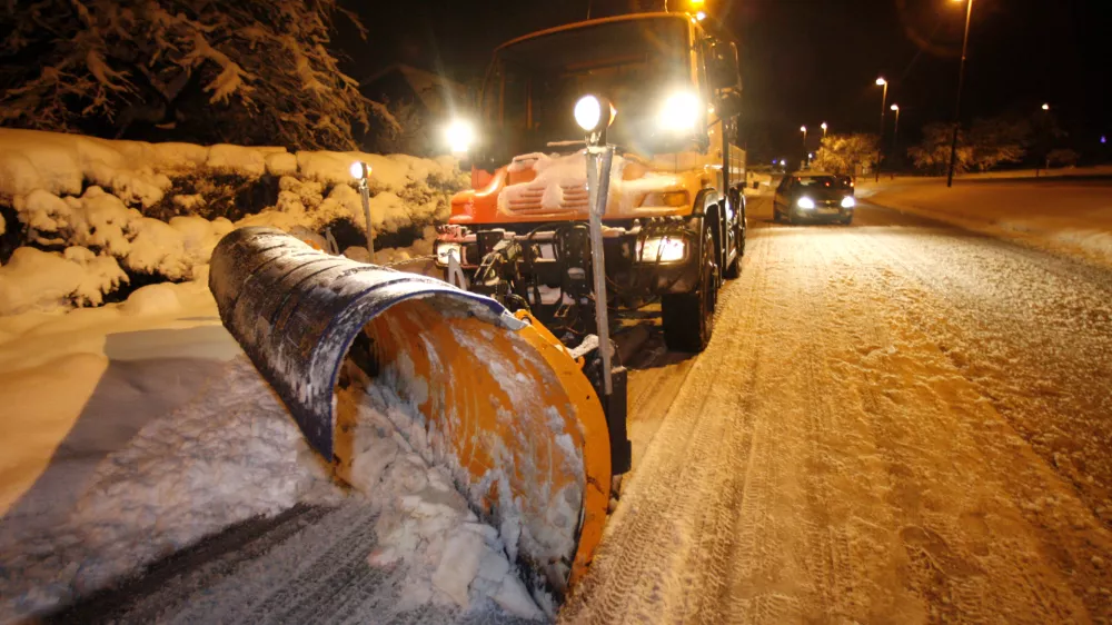 Ljubljanske ceste in razsvetljava &scaron;e pod zasebniki. Bi zanje bolje skrbelo javno podjetje?