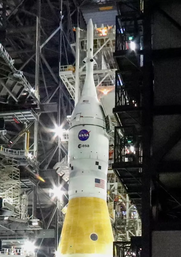 NASA's next-generation moon rocket, the Space Launch System (SLS) rocket with the Orion crew capsule, rolls from the Vehicle Assembly Building to the launch pad at the Kennedy Space Center in Cape Canaveral, Florida, U.S. January 17, 2026. Launch around the moon and back is scheduled for February 6, 2026. REUTERS/Joe Skipper / Foto: Joe Skipper