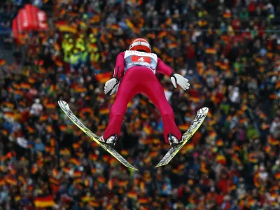 Germany's Richard Freitag soars through the air during the trial round for the first jump of the 61st four-hills ski jumping tournament in Oberstdorf, southern Germany, December 30, 2012. The prestigious four-hills tournament starts in Oberstdorf and will end in Bischofshofen on January 6. REUTERS/Kai Pfaffenbach (GERMANY - Tags: SPORT SKIING) / Foto: Kai Pfaffenbach