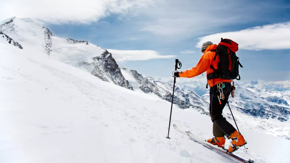 Zadnje čase je bilo smrtno po&scaron;kodovanih več turnih smučarjev. Slika je simbolična. / Foto: Istock