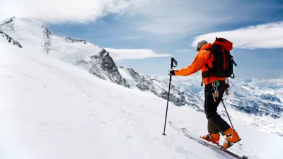 Zadnje čase je bilo smrtno po&scaron;kodovanih več turnih smučarjev. Slika je simbolična. / Foto: Istock