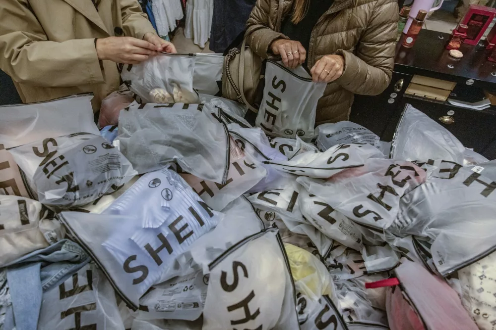 Vsak dan v Evropsko unijo vstopi množica paketov. / Foto: Profimedia