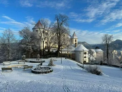 Z velenjskega jezera se vidi &scaron;o&scaron;tanjska Termoelektrarna. F Mojca Marot