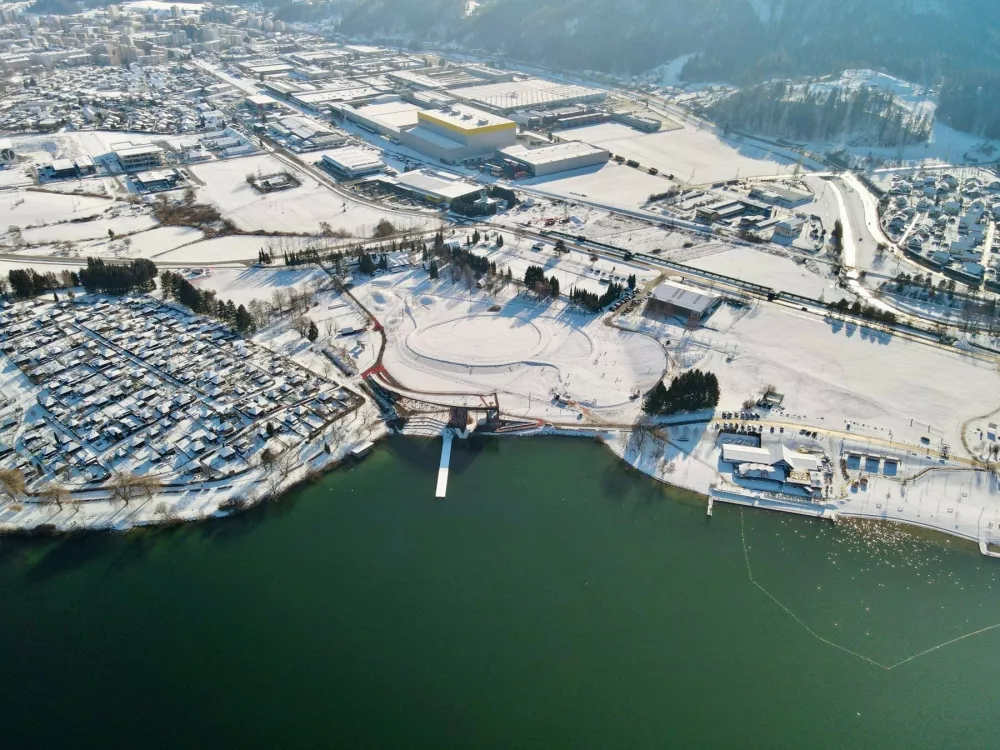 Pogled na velenjsko jezero in Visto iz zraka. F Rok Plankelj