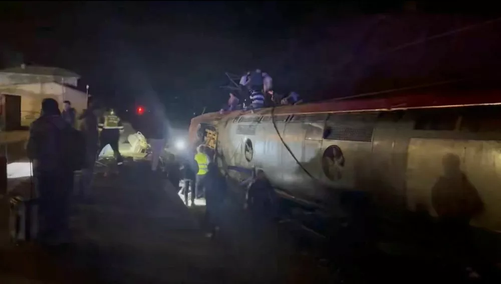 Emergency responders work at the site after a high-speed train derailed and smashed into another oncoming train, near Adamuz, in Cordoba province, Spain, January 18, 2026 in this screengrab taken from a social media video. @ibuprofeno600mg via X/via REUTERS THIS IMAGE HAS BEEN SUPPLIED BY A THIRD PARTY. MANDATORY CREDIT. NO RESALES. NO ARCHIVES. VERIFICATION - Reuters was able to confirm the location by comparing corroborating visuals from the scene and local reports. Train interiors, seats, and exteriors also matched the file images. Reuters was able to confirm the date through several corroborating reports.