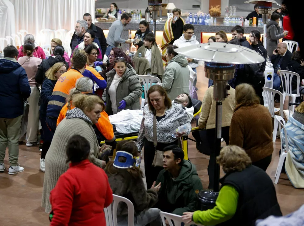 People affected by a deadly train derailment are transferred and treated at the Caseta Municipal in the town of Adamuz, after a high-speed train derailed and collided with another approaching train near Cordoba, Spain, January 18, 2026. REUTERS/Alex Gallegos   TPX IMAGES OF THE DAY