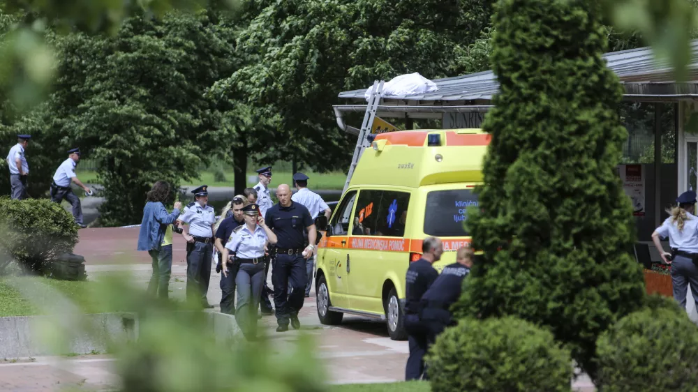 - 23.05.2014 - Smrtnikova ulica v Ljubljani - mo&scaron;ki je z otrokom v naročju skočil skozi okno bloka v 7. nadstropju.- mo&scaron;ki in otrok - samomor - nesreča    //FOTO: Jaka Gasar