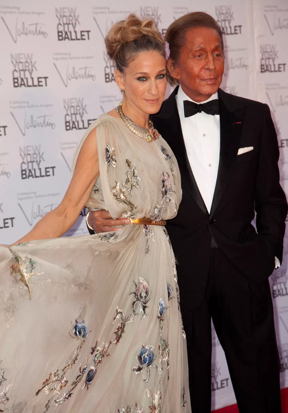 FILE PHOTO: Actress Sarah Jessica Parker (L) and fashion designer Valentino Garavani arrive for the 2012 New York City Ballet Fall Gala at the Lincoln Center in New York September 20, 2012. This year's event celebrated fashion designer Valentino Garavani. REUTERS/Andrew Kelly (UNITED STATES - Tags: ENTERTAINMENT FASHION)/File Photo