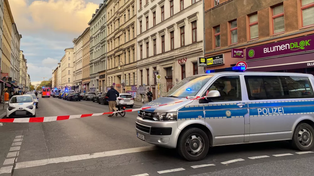 FILED - 15 October 2025, Berlin: A police emergency vehicle stands on a street in Berlin-Kreuzberg during a large-scale operation in 2025. Organized crime networks in Berlin are flying in recruits from abroad to carry out violent crimes and extortion, police chief Barbara Slowik Meisel told dpa on Saturday. Photo: Anja Mia Neumann/dpa