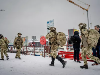 Danish soldiers walk after disembarking at the harbor in Nuuk, Greenland, January 18, 2026. Mads Claus Rasmussen/Ritzau Scanpix/via REUTERS  ATTENTION EDITORS - THIS IMAGE WAS PROVIDED BY A THIRD PARTY. DENMARK OUT. NO COMMERCIAL OR EDITORIAL SALES IN DENMARK. / Foto: Mads Claus Rasmussen