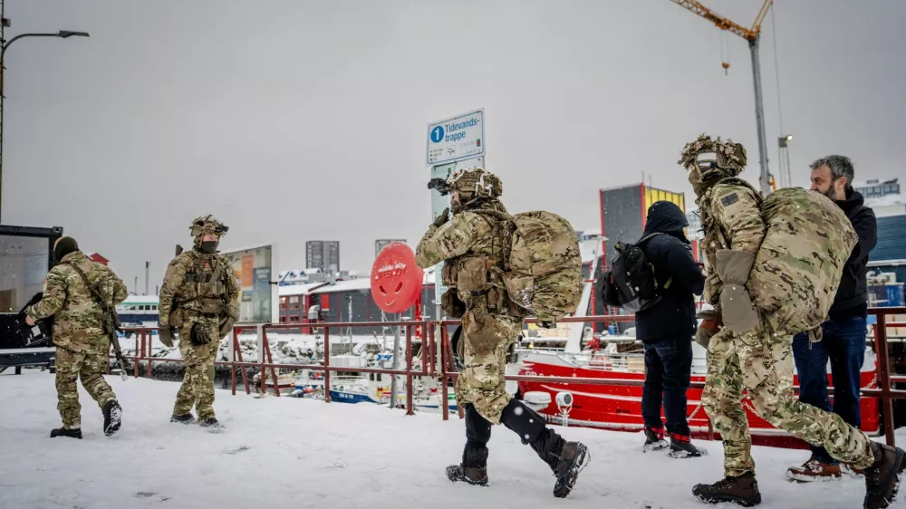 Danish soldiers walk after disembarking at the harbor in Nuuk, Greenland, January 18, 2026. Mads Claus Rasmussen/Ritzau Scanpix/via REUTERS  ATTENTION EDITORS - THIS IMAGE WAS PROVIDED BY A THIRD PARTY. DENMARK OUT. NO COMMERCIAL OR EDITORIAL SALES IN DENMARK. / Foto: Mads Claus Rasmussen